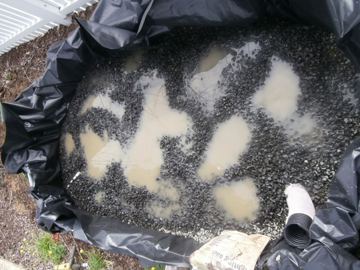 Gravel reservoir layer inside a DIY wicking garden bed, the key to passive irrigation